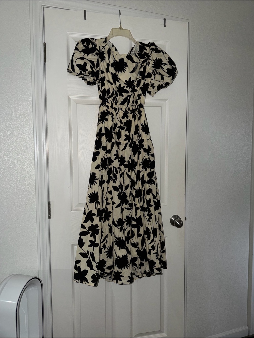 Moon River Black & Cream Floral Puff-Sleeve Maxi Dress open back